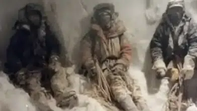 EVEREST GERİ DÖNEMEYENLERİ SAKLIYOR: DONMUŞ ZAMANIN ORTASINDA BİR GERÇEK!