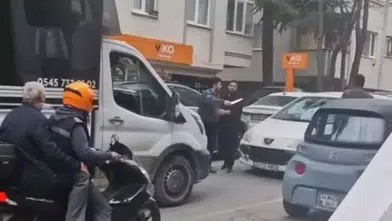 MALTEPE'DE TRAFİKTE BIÇAKLI "ÖZÜR DİLEYECEKSİN!" KAVGASI ÇIKTI!