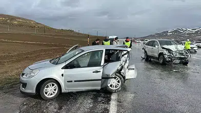 SİVAS'TAKİ KAZADA ARABANIN YARISI YOK OLDU!