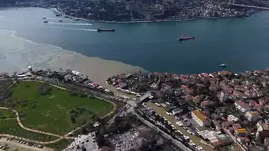 SAĞANAK YAĞMUR SONRASI İSTANBUL’DA DENİZİN RENGİ DEĞİŞTİ!