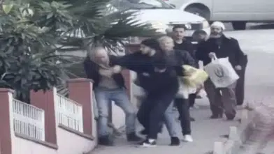 TRAFİKTE YOL VERME YÜZÜNDEN TAKSİCİ BÖYLE DARP EDİLDİ!