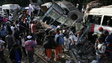 KOLOMBİYA'DA BÜYÜK ÇETE TRAFİKTE BOMBALI ARAÇ PATLATTI!