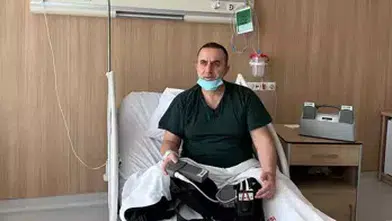 EMEKLİ GÜVENLİK GÖREVLİSİ 4 YILDIR KALBİNİ YANINDA TAŞIYOR!