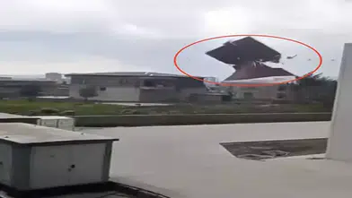 DİYARBAKIR'DA KUVVETLİ RÜZGAR ÇATIYI BÖYLE UÇURDU!