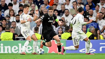 UEFA ŞAMPİYONLAR LİGİ'NDE İKİ TÜRK FUTBOLCU KOZLARINI PAYLAŞTI!