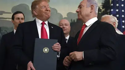 TRUMP GÖZÜ DÖNMÜŞ NETANYAHU'YA ALKIŞ TUTARAK DESTEK VERDİ!