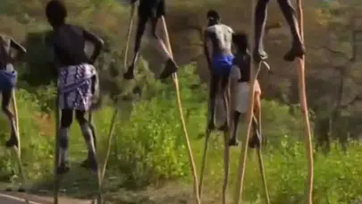 ETİOPYA'DA İNSANLAR NEDEN DEV DEĞNEKLERLE YÜRÜYOR!