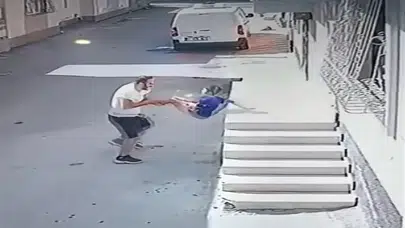 KOVALADIĞI ÇOCUĞU AYAKLARINDAN TUTARAK İŞTE BÖYLE FIRLATTI!