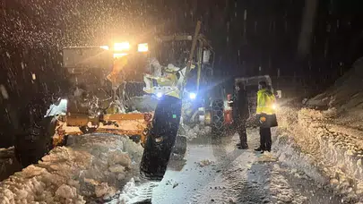 HAKKARİ'DE 7 ARAÇTA MAHSUR KALAN 30 KİŞİ BÖYLE KURTARILDI!