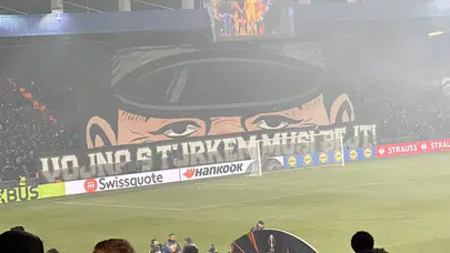 ÇEK’LERİN IRKÇI PANKARTI VE PENALTI POZİSYONU İÇİN KOMİK AÇIKLAMA!