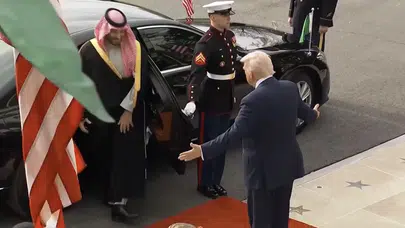 TRUMP PRENS SELMAN’I İKİ ELİNİ YANA AÇARAK KARŞILADI!