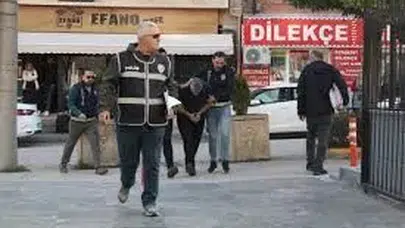 ESKİŞEHİR'DE MARKETTE ÇOCUĞUNU DÖVEN BABA TUTUKLANDI!