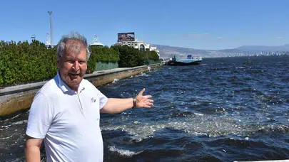 İZMİR KÖRFEZİ'NDE KOKU SÜRÜYOR! DENİZİN RENGİ KAHVERENGİYE DÖNDÜ!