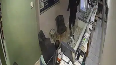 KUYUMCUDAN SİLAHLA 5 KİLO ALTIN ALAN KASKLI SOYGUNCU KAMERADA!