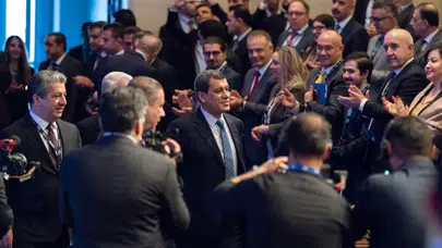 DUHOK’DA BARIŞ TOPLANTISINA TERÖR ELEBAŞI ABDİ TAKIM ELBİSE İLE GELDİ!