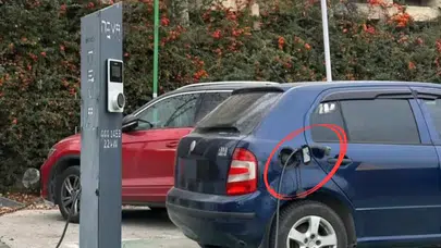 AKAR YAKITLI ARAÇ SÜRÜCÜSÜNÜN PARK UYANIKLIĞI PES DEDİRTTİ!