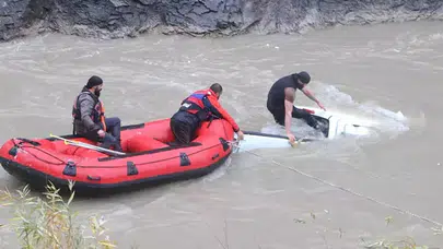 YAĞMUR NEDENİ İLE DAĞDAN KOPAN KAYADAN KAÇTI ZAP SUYUNA DÜŞTÜ!
