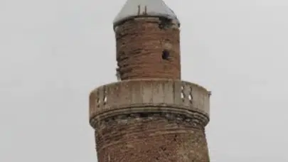 BU CAMİİ’NİN MİNARESİ PİSA KULESİ’NDEN DAHA EĞRİ!