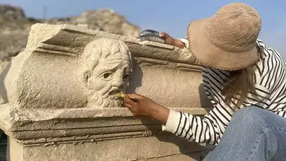 OSMANİYE'DE KASTABALA ANTİK KENTİN'NDE FİLOZOF MASKI BULUNDU!
