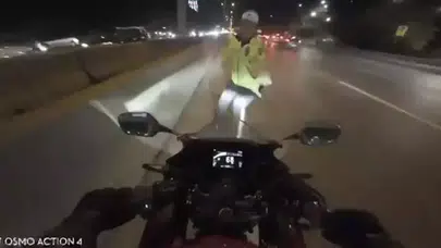 MALTEPE'DE KAZAYA MÜDAHALE EDEN TRAFİK POLİSİNE MOTOSİKLET ÇARPTI!