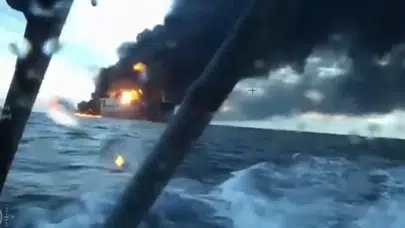 UKRAYNA İKİ RUS GEMİSİNİ VURDUĞU GÖRÜNTÜLERİ YAYINLADI!