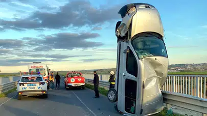 BARİYERE ÇARPAN HAFİF ARAÇ  DİK VAZİYETTE KALDI!