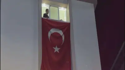 ŞEHİT PİLOT HASAN BAHAR'IN AVCILAR'DAKİ EVİNE BAYRAK ASILDI!