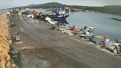 DİDİM'DE YOLDA HIZLI GİDERKEN KAYAN MİNİBÜS DENİZE DÜŞTÜ!