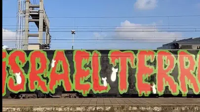 BELÇİKA’DA TRENE “İSRAİL TERÖR DEVLETİDİR!” GRAFİTİ YAZILDI!