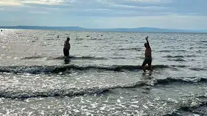 SICAK HAVAYI GÖREN İKİ ERDEK'Lİ EMEKLİ DENİZE GİRDİ!