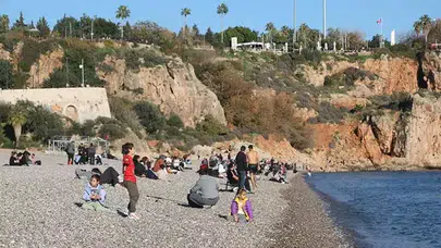 DOĞUDA KAR VARKEN ANTALYA'DA YAZDAN KALMA SICAKLIK VAR!