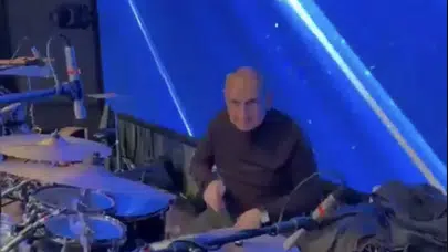 ERMENİSTAN BAŞBAKANI PAŞİNYAN BATERİ ÇALARKEN GÖRÜNTÜLENDİ!