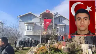 ŞEHİT POLİS EMRE ALBAYRAK’IN  LADİK’DEKİ EVİNE AY YILDIZLI BAYRAK ASILDI!