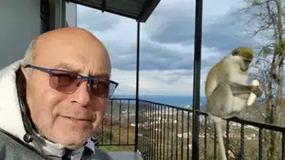 GİRESUN'DA HAYVANAT BAHÇESİNDEN KAÇAN MAYMUNU ELİYLE BESLEDİ!