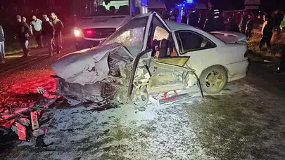 AMASYA'DA İKİ OTOMOBİL KAFA KAFAYA ÇARPIŞTI! 8 KİŞİ YARALANDI!