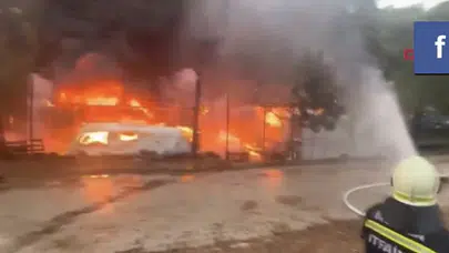 FETHİYE’DE KOYDA KARAVANDA ÇIKAN YANGIN GİDEREK BÜYÜYOR!
