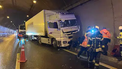 TÜNELDE OTOMOBİL TIR İLE DUVAR ARASINDA SIKIŞTI!