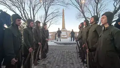 SARIKAMIŞ ŞEHİTLERİ İÇİN SIFIRIN ALTINDA SAYGI NÖBETİ TUTULUYOR!