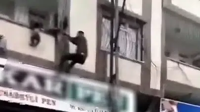 BALKONUN DEMİRLERİNE ASILI KALAN ÇOCUK BÖYLE KURTARILDI!