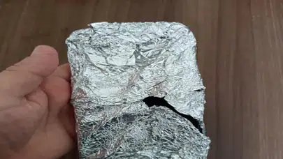 YAKALANMAMAK İÇİN TELEFONUNU ALÜMİNYUM FOLYOYA SARDI!