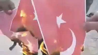 LAZKİYE’DE MUHALİFLER GÖSTERİ YAPARKEN TÜRK BAYRAĞI YAKTI!