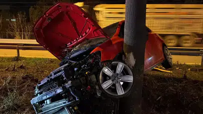 AŞIRI HIZLI ARAÇ AĞACA ÇARPARAK DURDU! SÜRÜCÜSÜ AĞIR YARALANDI!