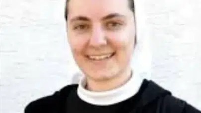 MOSSAD AJANI PAPAZ RAHİBEYE KENDİNİ BIÇAKLATIP SUÇU MÜSLÜMANLARA ATTI!