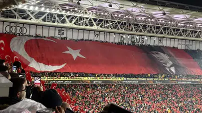 50 BİN FENERBAHÇE TARAFTARI AY YILDIZLI BAYRAĞIMIZI SALLADI!