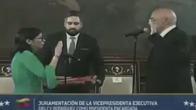 VENEZUELA’DA RODRİGUEZ’İN BAŞKANLIK YEMİN TÖRENİNDE İLGİNÇ GÖRÜNTÜ!