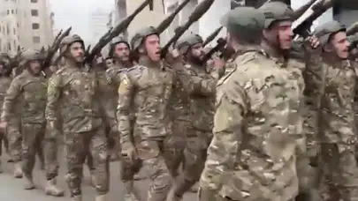 SURİYE ORDUSU HALEP’DE ROKET ATARLI GEÇİT TÖRENİ YAPTI!