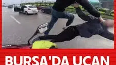 BURSA'DA OTOYOLDA UÇAN TEKMELİ YUMRUKLU KAVGA!