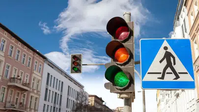 YENİ TRAFİK KURALLARINA UYMAYANLARA AĞIR CEZALAR VAR!