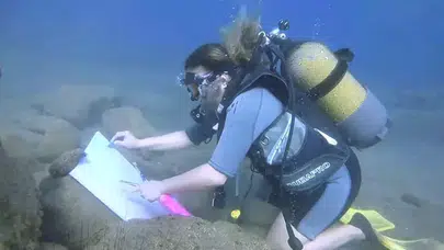 EMEKLİ HEMŞİRE 8 YILDAN BERİ DENİZ DİBİNDE RESİM YAPIYOR!