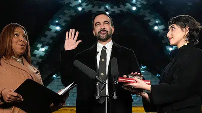 NEW YORK BELEDİYE BAŞKANI MAMDANİ KURANA EL BASARAK GÖREVE BAŞLADI!